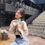 Yu Seon Instagram - 오늘 낮 공연 만석!! 첨으로 만원세례를 받았어요!!! ♡♡ 너무 너무 감사합니다!!! 🙏 끝까지 정성을 다 해 연기하겠습니다!! 🩷 오늘 저녁엔 정보석 선배님과의 첫 공을 잘 마쳤어요!! 다음 릴스는 정앤디!! 보석선배님과 함께!!ㅋㅋ 약속 받았지롱유~~ㅋㅋㅋ 정앤디&유멜 호흡도 기대해주세유!! 😆😄 #연극러브레터 💌