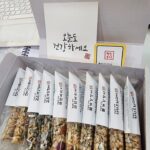 Yu Seon Instagram - 오늘도 #러브레터 연습실♡ 어제는 정보석 선배님의 우주제빵소 빵. 오늘은 하희라 선배님 팬분의 간식선물. 맛있는 간식 챙겨 주시는 선배님들과♡♡ 오늘도 열공모드 연습실ㅎㅎ 좋은 팀 만나 매일이 즐거운.. 저는 막내입니다!! 😆✌️😂 #연극러브레터 #티켓오픈중 #lg아트센터 #4월4일~27일
