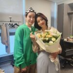 Yu Seon Instagram - 공연할 때마다 일찍이 달려 와 힘주는 분들♡♡ 태란언니는 희라선배님 공연보고 이틀만에 또.. 참 의리 넘치는 언니♡♡ 감사해용 😍 늘 말도 없이 슥~ 보구.. 깜짝 감동 주고가는 윤지😍 너무 울어서 눈이 빨개진 너의 모습이 넘 사랑스럽드라! 고마워♡♡ 오늘도 힘과 응원 듬뿍 주고 간.. 혜진이 소이😍 오늘도 그대들은 나의 비타민. 고마워요♡♡ 대구에서 온..울 딸 베프 아부지 어무니ㅎㅎ 오늘은 유선스타즈가 되어 준.. '유미스타즈' ❤️ 이제 직장인이 된 오랜 팬 다희~♡♡ 내 삶에 특별한 여행을 선물해 준 지호쌤♡♡ 배우반상회 팀들까지~~♡♡ 모두모두 고맙습니다! 감기로 힘들었던 날인데.. 기운이 나네요!! 내 모든 사랑을 담아, 감사합니다 🙏 연극 러브레터 💌