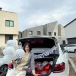 Yu Seon Instagram - 이벤트 좋아하는 가족ㅎㅎ 이제 서프라이즈의 달인들이 되어가네^^ 어젯밤.. 차 뒤에 긁힌거 같든데.. 어디 갔다온거냐며 보자고 하더니.. 트렁크가 딱!! 열린 순간🎉🎉 눈치 빠른데 이번엔 몰랐다!! ㅎㅎ 아침에 다시 인증샷~♡♡ 고맙네! 우리집 베프들👍 #자기생일에는선물로쉬고싶다는 #참수고가많은우리집남자ㅋㅋ #초상권을주장하는아이를배려하며ㅋㅋ