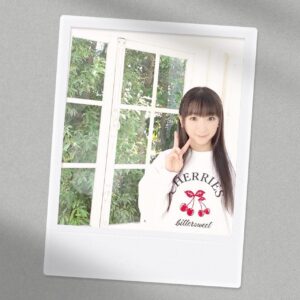 Yui Horie Instagram - .

夏休み記念その33♪

ネタが尽きてきたので、いろいろ加工してみました（笑）

1枚目…夏の項目にあったスタンプ。…夏？？（笑）

2枚目…木漏れ日が夏っぽいです！

3枚目…頭からスイカが生えてます（笑）
