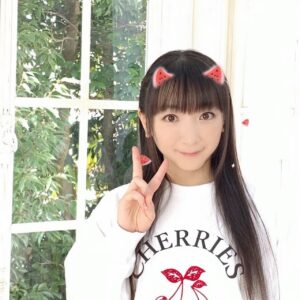 Yui Horie Instagram - .

夏休み記念その33♪

ネタが尽きてきたので、いろいろ加工してみました（笑）

1枚目…夏の項目にあったスタンプ。…夏？？（笑）

2枚目…木漏れ日が夏っぽいです！

3枚目…頭からスイカが生えてます（笑）