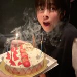 Yui Sakuma Instagram - 🎂 2019年にチアダンのメンバーにお祝いしてもらったときの動画🎂が出てきた。 皆元気かなぁ。 そして本日で27歳を迎えました。 26歳との縫い目は見つからないのだけれど きっと透明な糸で編まれていて ほどけないようになっているのだろうな。 たくさんのお祝いのお言葉 本当にありがとうございます。 支えてくださっている全ての皆さま 本当に本当にありがとうございます。 いろんなことに時間がかかってしまうタイプだけど 27歳の私もどうぞよろしくお願いします😌 2022.3.10 佐久間由衣