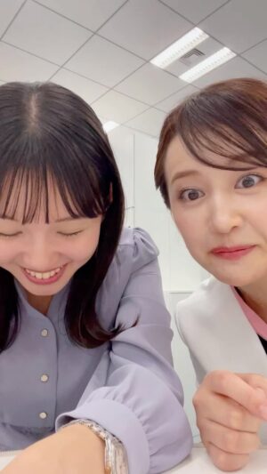 Yuka Aiuchi Instagram - 田中アナ（ひとみん）が前髪を切りました。前髪ありもよく似合っています😊おでこを出そうとすると叱られます。オンエア後にホッとひと息。ひとみんと担当曜日が重なる月、火曜は癒されております☺️🌸

#wbs
#田中瞳
#ひとみん