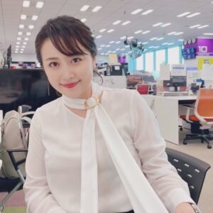 Yuka Aiuchi Instagram - 今日は首元がスカーフのようなデザインのブラウスでした✨今年のモーサテも残すところあと2日❣️ 仕事納めに向かってラストスパート✊🏻頑張りましょう🏃‍♀️

#モーサテ
#モーニングサテライト
blouse #pinkyanddianne