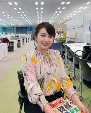 Yuka Aiuchi Instagram - 今販売中の日経トレンディ4月号のリスキリング特集で大学院に関連した取材を受けました。仕事と大学院の両立のための“ながら”学習についても語っていて、隙間時間を活用する“ながら”学習は現在も毎日の習慣になっています。
修了してから、もう1年経つんだなぁ。早いです。

#日経トレンディ
#モーサテ
#モーニングサテライト
blouse #pinkyanddianne
