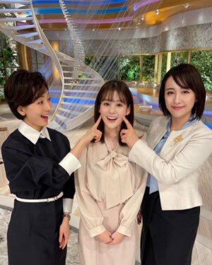 Yuka Aiuchi Instagram - 朝のマーケット報道番組モーニングサテライトは、11月12日午後4時から「モーサテ塾　秋の大合宿スペシャル」と題して、初めて夕方に特番を放送します！

今日はその番宣撮影でした☺️
私は月ー水曜日担当なので木金担当の塩田キャスターや中原アナにはなかなか会えないのですが、特番では一緒に進行を担当するので楽しみです。

朝のモーサテは金融の専門用語ばかりですが「夕方のモーサテ」はひと味もふた味も違う、“経済を面白く”をテーマにお伝えします！ご期待ください😊

#モーニングサテライト
#モーサテ
#モーサテ塾
#塩田真弓　キャスター
#中原みなみ　アナ
#経済WEEK
