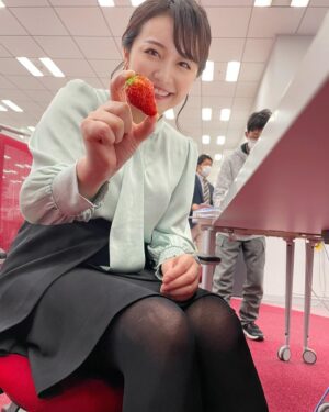 Yuka Aiuchi Instagram - 朝は元気にいちご🍓
モーサテ月ー水曜日お疲れさまでした😊

#モーサテ
#モーニングサテライト
white blouse #pinkyanddianne