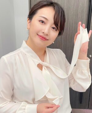 Yuka Aiuchi Instagram - 朝は元気にいちご🍓
モーサテ月ー水曜日お疲れさまでした😊

#モーサテ
#モーニングサテライト
white blouse #pinkyanddianne