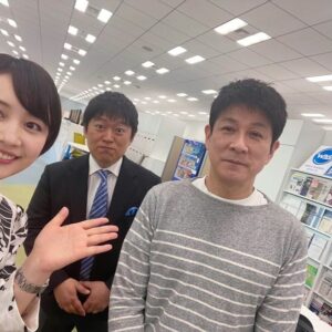 Yuka Aiuchi Instagram - 3年間担当してきたNewsモーニングサテライトを
離れることになりました。
2021年3月にメインキャスターに就任した当初は
不安も大きかったのですが、
振り返ってみれば大相場といえるマーケットで
各国の中央銀行の金融政策の転換や
日経平均は4万円超えの過去最高値更新など
日々のマーケットを追いかける面白さ、
伝える楽しさを実感することができた3年間でした。

いつもご覧になってくださっている視聴者の皆さま、
多様な視点を持つプロフェッショナルな解説者の皆さま、
そして頼もしい多くのスタッフに支えられながら
ここまでモーサテのキャスターを務めることができました。
本当にありがとうございました。

明日からはWBSのメインキャスターとして今後の金融政策やマーケットの動きを追いかけながら、学び続けていきたいと思います。
片渕、角谷両メインキャスターでますます進化するモーサテ 、そして新たなWBSをこれからもどうぞ宜しくお願い致します！

#モーサテ 
#モーニングサテライト
#モーサテプレミアム
#wbs
#ワールドビジネスサテライト