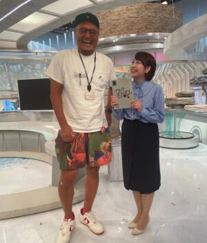 Yuka Aiuchi Instagram - 本日夜8時〜
テレビ東京系列でドラマ8「ブラックポストマン」が始まります。
主演は田中圭さん✨（大ファンです！）
子どもたちを救おうとした元郵便局員が謎の連続殺人事件に巻き込まれ、見えない敵に立ち向かっていくノンストップサスペンス📮

実は今回ドラマの中でちょこっとニュースを伝えております。慣れない現場で緊張しました〜💦
初回の今日は拡大スペシャルです！✨
ぜひご覧ください❣️

とても大きくて、弾ける笑顔が眩しい権野元監督と📸

#ブラックポストマン
#田中圭さん
#権野元監督
#ドラマ8