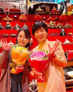 Yuka Aiuchi Instagram - 今日3月3日は桃の節句🎎
同じ早生まれの中山忍さんと誕生日のお祝いをして、宗家源吉兆庵のひな人形展へ。
息をのむ美しさの部屋いっぱいのつるし雛と雛人形✨✨
いくつになっても、ひな祭りは嬉しいものですね🥰❤️

#桃の節句
#ひな祭り
#中山忍さん