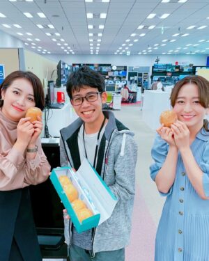 Yuka Aiuchi Instagram - モーニングサテライトの学生アルバイトさんから素敵なお土産をもらいました🥺✨
中にいちごクリーム🍓がたっぷり入ったどら焼き・・・！とっても美味しかったです。ありがとう🙇‍♀️✨

オンエア前は忙しくて殺伐としている中、優秀な学生バイトさんたちが毎日一生懸命モーサテを支えてくれています🥲
いつも感謝です🙇‍♀️✨✨

#モーニングサテライト
#モーサテ
#片渕茜