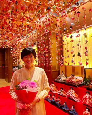 Yuka Aiuchi Instagram - 今日3月3日は桃の節句🎎
同じ早生まれの中山忍さんと誕生日のお祝いをして、宗家源吉兆庵のひな人形展へ。
息をのむ美しさの部屋いっぱいのつるし雛と雛人形✨✨
いくつになっても、ひな祭りは嬉しいものですね🥰❤️

#桃の節句
#ひな祭り
#中山忍さん