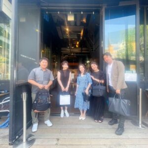 Yuka Aiuchi Instagram - モーサテ後、レギュラーメンバーと日経モーニングプラスFTの八木ひとみキャスターと打ち上げランチへ♫

深夜2時起き🌃すべての仕事を終えて、平日お昼からテラスでビール🍺は最高ですね😊

#モーサテ 
#モーニングサテライト
#日経モーニングプラスft
#モープラ
#八木ひとみ
#矢内雄一郎
#豊島晋作
#片渕茜
#相内優香