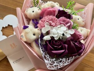 Yuka Aiuchi Instagram - 3年間担当してきたNewsモーニングサテライトを
離れることになりました。
2021年3月にメインキャスターに就任した当初は
不安も大きかったのですが、
振り返ってみれば大相場といえるマーケットで
各国の中央銀行の金融政策の転換や
日経平均は4万円超えの過去最高値更新など
日々のマーケットを追いかける面白さ、
伝える楽しさを実感することができた3年間でした。

いつもご覧になってくださっている視聴者の皆さま、
多様な視点を持つプロフェッショナルな解説者の皆さま、
そして頼もしい多くのスタッフに支えられながら
ここまでモーサテのキャスターを務めることができました。
本当にありがとうございました。

明日からはWBSのメインキャスターとして今後の金融政策やマーケットの動きを追いかけながら、学び続けていきたいと思います。
片渕、角谷両メインキャスターでますます進化するモーサテ 、そして新たなWBSをこれからもどうぞ宜しくお願い致します！

#モーサテ 
#モーニングサテライト
#モーサテプレミアム
#wbs
#ワールドビジネスサテライト