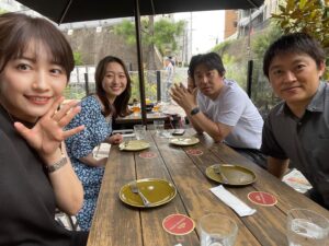 Yuka Aiuchi Instagram - モーサテ後、レギュラーメンバーと日経モーニングプラスFTの八木ひとみキャスターと打ち上げランチへ♫

深夜2時起き🌃すべての仕事を終えて、平日お昼からテラスでビール🍺は最高ですね😊

#モーサテ 
#モーニングサテライト
#日経モーニングプラスft
#モープラ
#八木ひとみ
#矢内雄一郎
#豊島晋作
#片渕茜
#相内優香