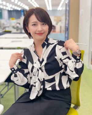 Yuka Aiuchi Instagram - 久々、ショートカットに戻りました！

ショートの自分よ、おかえり🙋‍♀️

#ショートカットヘア
#モーサテ 
blouse #pinkyanddianne