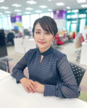 Yuka Aiuchi Instagram - 休み明け。
今週もテレ東経済WEEKです！
明日のモーサテは🇺🇸NASDAQ上場を控える大阪のスタートアップ。
明後日は国内最大のアルミメーカーの生産現場を取材しています。
今週もモーサテを宜しくお願い致します😊
　

blouse #pinkyanddianne 
#モーサテ
#モーニングサテライト
#片渕カメラマン