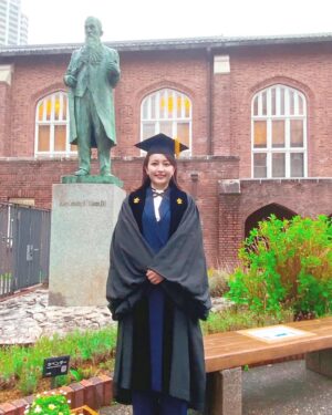 Yuka Aiuchi Instagram - 今年度もまもなく終わり。
先週、母校の立教大学の卒業式にて
祝辞を贈る光栄な機会をいただきました。

昨年は大学院を修了し、今年再び
アカデミックガウンを着るとは思っても
みなかったです🎓

今年大学を卒業される皆さんは
新型コロナ感染拡大が始まる前に入学されて、様々な想定外を乗り越えてこられました。おそらくこの先の人生もたくさんの想定外な出来事が待っていることでしょう。

学びはここで終わりではなく
不確実な時代の中で、様々な想定外を受け入れて
前へ進んでいく
そんなしなやかさを持てるように。

自分にも言い聞かせるように
祝辞に思いを込めました。

ご卒業、おめでとうございます🌸

#立教大学
#卒業式