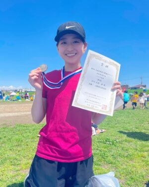 Yuka Aiuchi Instagram - 先週末。
ハーフマラソンを早稲田ビジネススクールの入山先生や大学院の友人、そして片渕アナと完走しました！

片渕アナは初めてのマラソン大会出場にもかかわらず、なんとなんと、年代別女子（20代）1位に輝いて賞状とメダルをもらっていました😳🏅✨✨
メダリスト片渕✨おめでとう㊗️

私は約13年ぶりのハーフマラソン。24歳のときに仕事でハワイのマウイマラソンに出場しました。当時の記録からプラス1分！意外と健闘したなと笑😂
3時間で足切りされなくて良かったです。

片渕アナの叔母さまも応援に来ていて、マラソン中、いちご🍓や冷たいタオル、お水をいただいて励まされながらなんとか走り切ることができました！ありがとうございました。

何事もやり切る、頑張るって気持ちいいですね。
次は何に挑戦しようかな😊

#ハーフマラソン
#21km
#メダリスト片渕