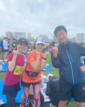 Yuka Aiuchi Instagram - 先週末。
ハーフマラソンを早稲田ビジネススクールの入山先生や大学院の友人、そして片渕アナと完走しました！

片渕アナは初めてのマラソン大会出場にもかかわらず、なんとなんと、年代別女子（20代）1位に輝いて賞状とメダルをもらっていました😳🏅✨✨
メダリスト片渕✨おめでとう㊗️

私は約13年ぶりのハーフマラソン。24歳のときに仕事でハワイのマウイマラソンに出場しました。当時の記録からプラス1分！意外と健闘したなと笑😂
3時間で足切りされなくて良かったです。

片渕アナの叔母さまも応援に来ていて、マラソン中、いちご🍓や冷たいタオル、お水をいただいて励まされながらなんとか走り切ることができました！ありがとうございました。

何事もやり切る、頑張るって気持ちいいですね。
次は何に挑戦しようかな😊

#ハーフマラソン
#21km
#メダリスト片渕