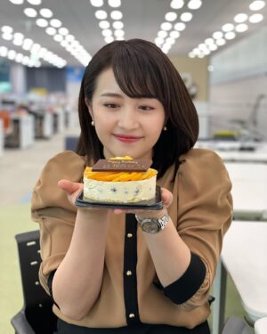 Yuka Aiuchi Instagram - 今日はひと足早く・・・
後輩の片渕アナがサプライズで誕生日のお祝いをしてくれました🥲🎂✨✨
手紙には、リスの絵が・・・可愛い🐿
ケーキも美味しかったです🍊

モーサテの深夜起きの生活も周りに支えてもらいながら頑張ることができています。
片渕アナの存在は偉大です🥺❤️

#モーサテ
#モーニングサテライト
#片渕茜