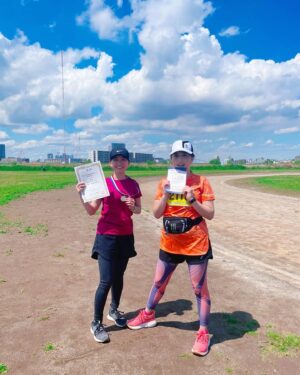 Yuka Aiuchi Instagram - 先週末。
ハーフマラソンを早稲田ビジネススクールの入山先生や大学院の友人、そして片渕アナと完走しました！

片渕アナは初めてのマラソン大会出場にもかかわらず、なんとなんと、年代別女子（20代）1位に輝いて賞状とメダルをもらっていました😳🏅✨✨
メダリスト片渕✨おめでとう㊗️

私は約13年ぶりのハーフマラソン。24歳のときに仕事でハワイのマウイマラソンに出場しました。当時の記録からプラス1分！意外と健闘したなと笑😂
3時間で足切りされなくて良かったです。

片渕アナの叔母さまも応援に来ていて、マラソン中、いちご🍓や冷たいタオル、お水をいただいて励まされながらなんとか走り切ることができました！ありがとうございました。

何事もやり切る、頑張るって気持ちいいですね。
次は何に挑戦しようかな😊

#ハーフマラソン
#21km
#メダリスト片渕