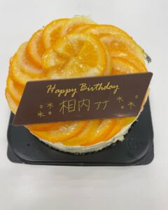 Yuka Aiuchi Instagram - 今日はひと足早く・・・
後輩の片渕アナがサプライズで誕生日のお祝いをしてくれました🥲🎂✨✨
手紙には、リスの絵が・・・可愛い🐿
ケーキも美味しかったです🍊

モーサテの深夜起きの生活も周りに支えてもらいながら頑張ることができています。
片渕アナの存在は偉大です🥺❤️

#モーサテ
#モーニングサテライト
#片渕茜