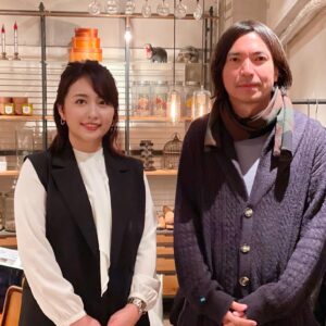Yuka Aiuchi Instagram - 本日昼12時25分〜「経済スペシャル『サバイバーズ』激流の時代を生き延びろ！」が放送されます。
私はMCを務めています。
今回のゲストは古民家を再生し水・電気完全自給型の“究極のエコホテル”などで急速に成長を続けているARTH代表の高野由之さんです。
大企業に一度は就職しながら、起業に至った背景や最先端古民家再生ビジネスについて詳しくお伝えします。

番組に新たにふかわりょうさんが加わりました！✨✨
成田さん、ふかわさんの絶妙コンビで終始議論の絶えない楽しい収録でした！
ぜひご覧ください😊

#成田悠輔　さん
#ふかわりょう　さん
#高野由之　さん
#古民家再生