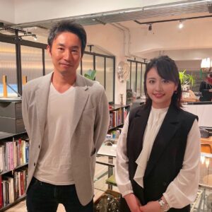 Yuka Aiuchi Instagram - 本日昼12時25分〜「経済スペシャル『サバイバーズ』激流の時代を生き延びろ！」が放送されます。
私はMCを務めています。
今回のゲストは古民家を再生し水・電気完全自給型の“究極のエコホテル”などで急速に成長を続けているARTH代表の高野由之さんです。
大企業に一度は就職しながら、起業に至った背景や最先端古民家再生ビジネスについて詳しくお伝えします。

番組に新たにふかわりょうさんが加わりました！✨✨
成田さん、ふかわさんの絶妙コンビで終始議論の絶えない楽しい収録でした！
ぜひご覧ください😊

#成田悠輔　さん
#ふかわりょう　さん
#高野由之　さん
#古民家再生