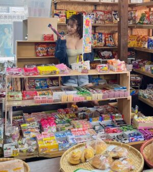 Yuka Iguchi Instagram - 🍭🍿🍘🧁
写真集「 MORE MORE MORE」から

日高里菜ちゃんと加隈亜衣ちゃんのラジオ
#ひだかくま で今日お話ししてくれていた
駄菓子屋さんのお写真のオフショットです！
#ふたりとも本当にありがとう🥹✨

駄菓子屋さんに来る小学生かわいがるから
おねいさん出禁になりませんように🥹🙏🫣笑

駄菓子屋さんで本気の買い物させてもらってました🍫

#コーラ餅がいっちゃんすき

@mygirl__official 
#井口裕香モアモアモア