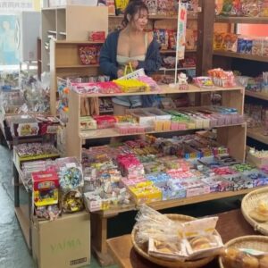 Yuka Iguchi Instagram - 🍭🍿🍘🧁
写真集「 MORE MORE MORE」から

日高里菜ちゃんと加隈亜衣ちゃんのラジオ
#ひだかくま で今日お話ししてくれていた
駄菓子屋さんのお写真のオフショットです！
#ふたりとも本当にありがとう🥹✨

駄菓子屋さんに来る小学生かわいがるから
おねいさん出禁になりませんように🥹🙏🫣笑

駄菓子屋さんで本気の買い物させてもらってました🍫

#コーラ餅がいっちゃんすき

@mygirl__official 
#井口裕香モアモアモア