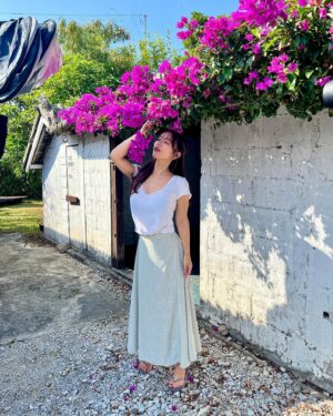 Yuka Iguchi Instagram - 🌺🌺🌺
写真集「 MORE MORE MORE」
発売中です(⌒▽⌒)🌺

#井口裕香モアモアモア 
#オフショット