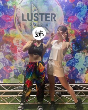 Yuka Iguchi Instagram - 🏆🚴🏻‍♀️🚴🏻🚴🏼‍♂️💫
昨日はパーソナルトレーニング行ってから
#FEELCYCLE のイベント #luster2024 に
姉と行ってきました！！！幕張メッセ！！！

たぁぁぁのしかったぁあ〜〜〜🥹✨
それはもう！たのしかった！すごかった！
ステージはなんか感動しちゃったなあ。
よかったねぇ。しみじみ。。

お友達にもいっぱい会えて大満足です！
フォトスポットってなんやねんって感じだけど
いざ行くとテンション上がりまくってみんなで
写真いっぱい撮っちゃうあるある〜〜〜〜〜‪⁽⁽ ₍₍ ☝🏻 ⁾⁾ ₎₎‬

いっぱい運動して！
たのしく！痩せ！たい！！！！！！！！

🍔🍟🍺🍻🙂‍↔️🙂‍↕️🙂‍↔️🙂‍↕️🙂‍↔️🙂‍↕️🙂‍↔️🙂‍↕️🙂‍↔️💭

@feelcycle_official 

#疲労で身体バッキバキ
#姉の腹筋もバッキバキ
#うらやましい
#それよりもどうしたよなんでだよ
#姉の格好のツッコミどころの多さ
#事情と流れを知らないとわけがわからない
#派手すぎてどこ行っても目立ってた 
#姉が集合場所📍