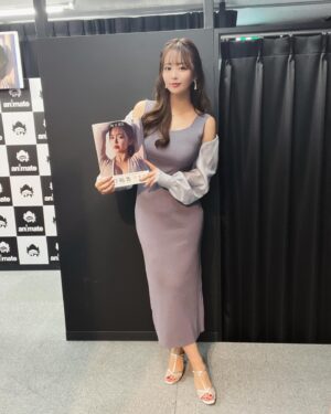 Yuka Iguchi Instagram - 🦋🦋🦋
2024/04/07
写真集「 MORE MORE MORE」
発売記念イベントin 大阪🐙
アニメイトさん、ゲーマーズさん回
購入して当選して来てくださった皆様
本当に本当にありがとうございました♡

写真集の感想を直接聞けてうれしかったです〜🫧
なんかイベント２日連続でマッチョ率高かったね？！
トレーニー仲間が増えたきがする！ヤー！パワァー！！
「 MORE MORE MORE」でキミも、ﾌﾟﾙｩｧｰﾌｪｸﾄﾎﾞﾃﾞｪｰ（良発音）

hair and make @nozaking42 
stylist @yoco.ooo 
ワンピース　@mercuryduo_com #mercuryduo 
イヤリング　@masaejewelry
靴　@kanematsu_official

ネックレス（私物） @chaumetofficial 

📚@mygirl__official 📚