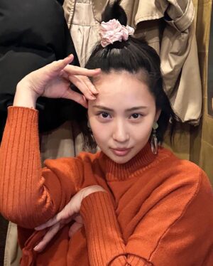 Yuka Masuda Instagram - ＊

めちゃくちゃむかつく顔撮れたんで載せときますね。
叩いていいですよ
2枚目はテコの原理を表現しました。
左手がめちゃくちゃムカつきますが
アートです。

#シュシュは友達の #どっちがシュシュ似合うかゲーム #くだらない時間 #3枚目はハナミズキ流れはじめたから #それ用の顔 #それ用ってなに #ちなみにイントロ