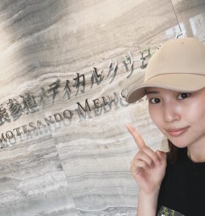 Yuka Masuda Instagram - ＊

さいきんボイルやりいかを丸ごと食べるのにハマってます（写真ないですが）
いろんな食べ方を試した結果“ホットチリソース&マヨ”か“わさび&マヨ”が美味しい🤤
・
イカは大人になってからおいしさに気づきました。
お寿司屋さんでは毎回白身魚か炙り系、とろたくは必須なんだけど
イカもさいきんは必ずいただきます。
・
みなさん好きなネタなんですか？やっぱマグロが人気なのかなぁw
実はマグロは少し苦手で中トロ、大トロだと食べられます←
＊
＊
＊
寿司ネタから急に脱線しますが、先日も表参道メディカルクリニックに行ってまいりました🪴
初の表参道院！！
そして、初のポテンツァ‼︎
みんながすごいすごいって言うからどんなもんじゃい！とやっていただきましたが…
やった翌日鏡を見て『ポテンツァすご！！！』ってリアルに叫びました笑
まじですごいんですけど！しぶとく消えなかった10代の頃のニキビ跡が消えたんです…👶🏻👶🏻嘘でしょ。赤ちゃん肌…
・
ダーマペンはもう20回くらい？もっと？やってるんですが、それでもなかなか消えなくて。
ずっと私が目指す完璧な肌になる為にはどうしたらいいんだろうといろいろやってきましたが、ポテンツァは本当におすすめです。
痛いって聞いてたけど、麻酔するから全然痛くなかった（私は痛覚バグってますが）
肌荒れ、ニキビ跡に悩まれてる方、是非とも一度ポテンツァをやっていただきたいです。本当に！！！一回でも効果ある！
・
3回以上やるのがいいらしいので、次回も楽しみだ😍😍
・
久々の白玉点滴と脱毛もやっていただきフルコース！
鵜澤ナース @omc_uzawa ありがとうございました💜🦑💜

・
・
・
#なんかバグで改行できないw #謎のマークで無理やり改行 #つら
#ポテンツァ #トリプル白玉 #脱毛
#美容 #美容マニア #美肌 #美肌ケア #肌ケア #肌荒れ #肌質改善 #ニキビケア #表参道メディカルクリニック #表参道メディカルクリニック表参道院 #pr#美肌治療#ご褒美美容
@omotesando_medical_clinic
@omc_clinic_omotesando
