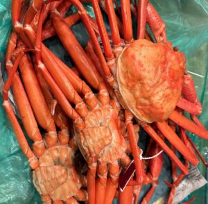 Yuka Masuda Instagram - ＊

昨日は我が家でカニパーティ🦀
大きいカニを4杯も送っていただきました。
捌くの大変だったけど、前回よりコツを掴めて随分早くできました！楽しかった！！そして美味かった！！！
スープは友人がちゃんこ鍋やさんからテイクアウトで持参してきてくれました🥰
至れり尽くせり♡
〆は贅沢にうどんと雑炊で。ｽﾐﾏｾﾝﾃﾞｼﾀ

なんだかバタバタしていてあっという間の年末ですが、大掃除も無事に終わり、清酒とお塩を少し入れた水でくまなく拭き掃除。家中に一年のお礼ができて気持ち新たにスッキリ、いい年越しになりそうです。

仕事おさめまだなので、気を緩めず。
皆さまも良いお年を♡

・
・
・
#カニ鍋 #カニパーティ
