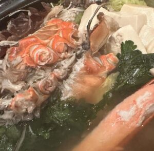 Yuka Masuda Instagram - ＊

昨日は我が家でカニパーティ🦀
大きいカニを4杯も送っていただきました。
捌くの大変だったけど、前回よりコツを掴めて随分早くできました！楽しかった！！そして美味かった！！！
スープは友人がちゃんこ鍋やさんからテイクアウトで持参してきてくれました🥰
至れり尽くせり♡
〆は贅沢にうどんと雑炊で。ｽﾐﾏｾﾝﾃﾞｼﾀ

なんだかバタバタしていてあっという間の年末ですが、大掃除も無事に終わり、清酒とお塩を少し入れた水でくまなく拭き掃除。家中に一年のお礼ができて気持ち新たにスッキリ、いい年越しになりそうです。

仕事おさめまだなので、気を緩めず。
皆さまも良いお年を♡

・
・
・
#カニ鍋 #カニパーティ