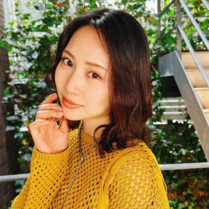 Yuka Masuda Instagram - ＊

ヘアメンテ💓💓

ちょっとトーンダウン。いつもなんとも言えない素敵な色合いにしてくださる！
よこたくさんには長年お世話になってます👶🏻
普段写真撮らないけど、珍しくセットもしていただいたので記念に笑
日常では絶対巻かないので、新鮮でした！！

・
・
・
#hair #haircolor #hairstyle #haircut  #ヘアカラー #ヘアースタイル #美容室 #美容院 #髪質改善 #髪 @yokotakuxx @principe_harajuku