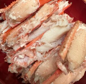 Yuka Masuda Instagram - ＊

昨日は我が家でカニパーティ🦀
大きいカニを4杯も送っていただきました。
捌くの大変だったけど、前回よりコツを掴めて随分早くできました！楽しかった！！そして美味かった！！！
スープは友人がちゃんこ鍋やさんからテイクアウトで持参してきてくれました🥰
至れり尽くせり♡
〆は贅沢にうどんと雑炊で。ｽﾐﾏｾﾝﾃﾞｼﾀ

なんだかバタバタしていてあっという間の年末ですが、大掃除も無事に終わり、清酒とお塩を少し入れた水でくまなく拭き掃除。家中に一年のお礼ができて気持ち新たにスッキリ、いい年越しになりそうです。

仕事おさめまだなので、気を緩めず。
皆さまも良いお年を♡

・
・
・
#カニ鍋 #カニパーティ