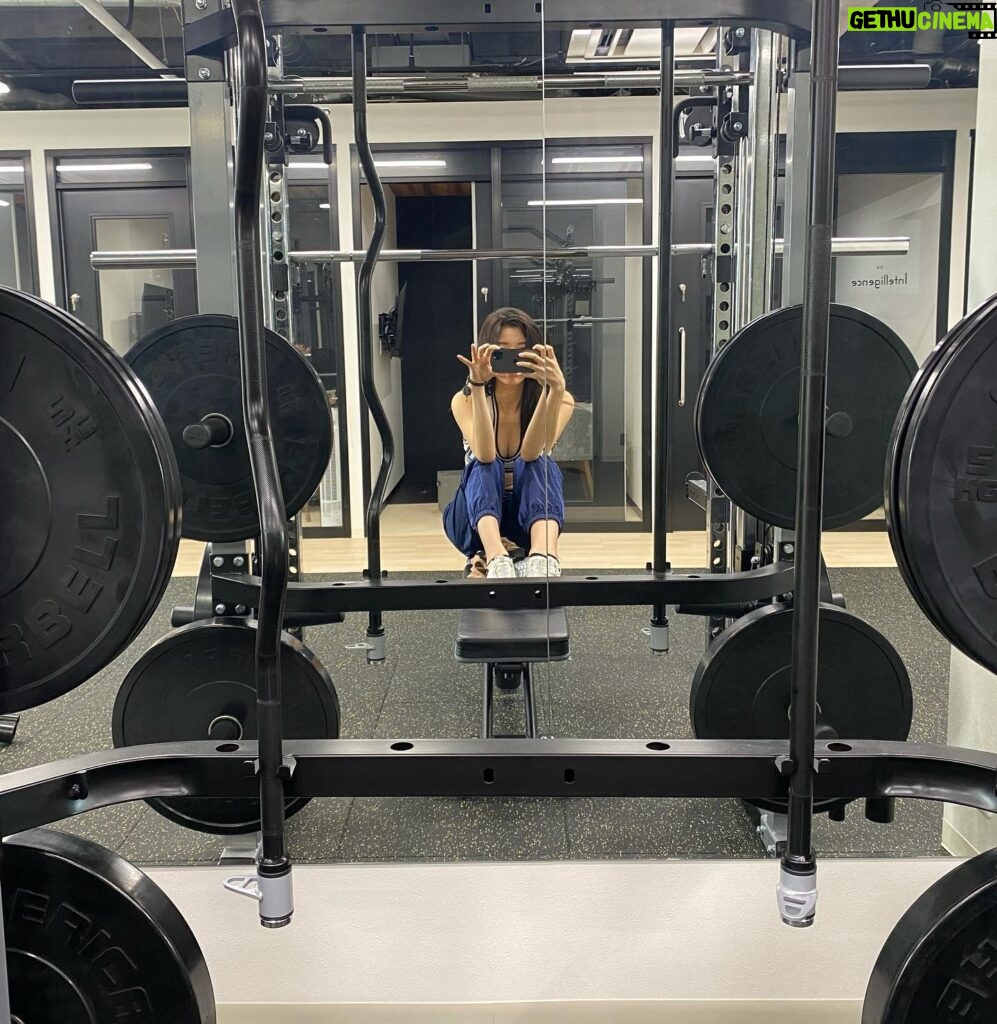 Yuka Ogura Instagram - ここ数週間、運動不足に好きに食べたり飲んだり　少し生活も乱れて気づいたら…私の腹筋どこ！！ 座るとズボンのゴムに乗る脂肪。 今日からまたしっかり生活整えて もう一度腹筋に会えるように決めました　 目標は2週間 また報告します🤗 まずは固まってしまった肩甲骨周りを動かすトレーニングを中心にやってもらいました #小倉ゆうか #ダイエット　#筋トレ #気持ち復活　！ #kith