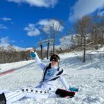Yuka Ogura Instagram – 高校の時以来のスノボ
前日にウェア一式揃えて行ったので格好だけプロ感だしてますが
転びまくりでお尻打ちまくり
首回らない
手首痛い
あれ、、17歳の時はスイスイだったのになぁ🥲

でも楽しかった☃️

泥棒マスクで日焼けも完全防備

#snow #snowboarding #highsociety #小倉ゆうか#雪