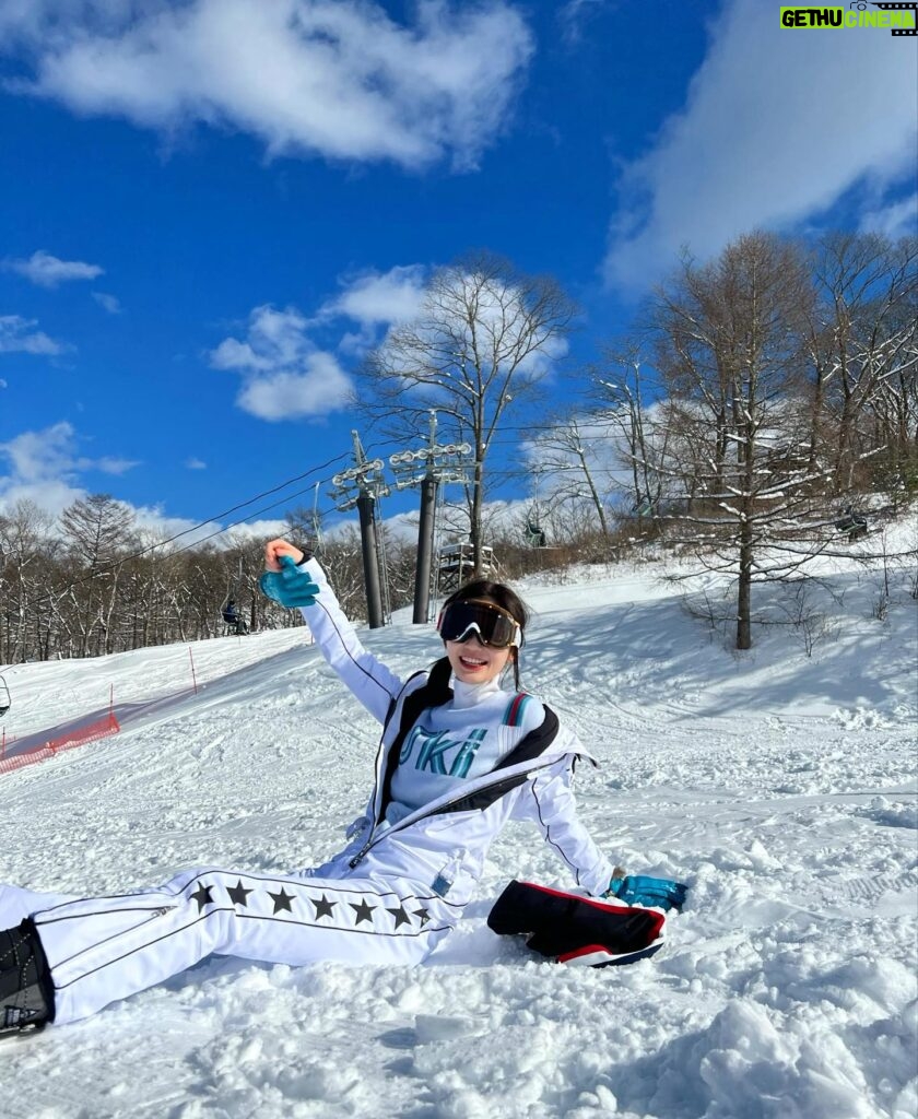 Yuka Ogura Instagram - 高校の時以来のスノボ 前日にウェア一式揃えて行ったので格好だけプロ感だしてますが 転びまくりでお尻打ちまくり 首回らない 手首痛い あれ、、17歳の時はスイスイだったのになぁ🥲 でも楽しかった☃️ 泥棒マスクで日焼けも完全防備 #snow #snowboarding #highsociety #小倉ゆうか#雪