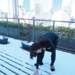 Yuka Ogura Instagram – 雪が積もった時に友達のお家で☃️

気をつけて！とみんなに言いながら一番にお尻からすっころんだ😆🥲

今年中にあと一回くらい雪に触れたいな〜

#雪 
#小倉ゆうか
#kith