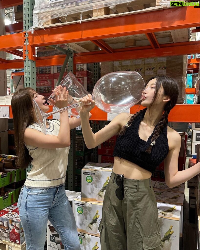 Yuka Ogura Instagram - COSTCO🤍 少し体を絞る予定なのでナッツなどたくさん買った🥜 とりあえず今日は プルコギベイクとクラムチャウダーと新作の（❔）チェリーソフトクリーム食べておきました🍦 #コストコ #小倉ゆうか