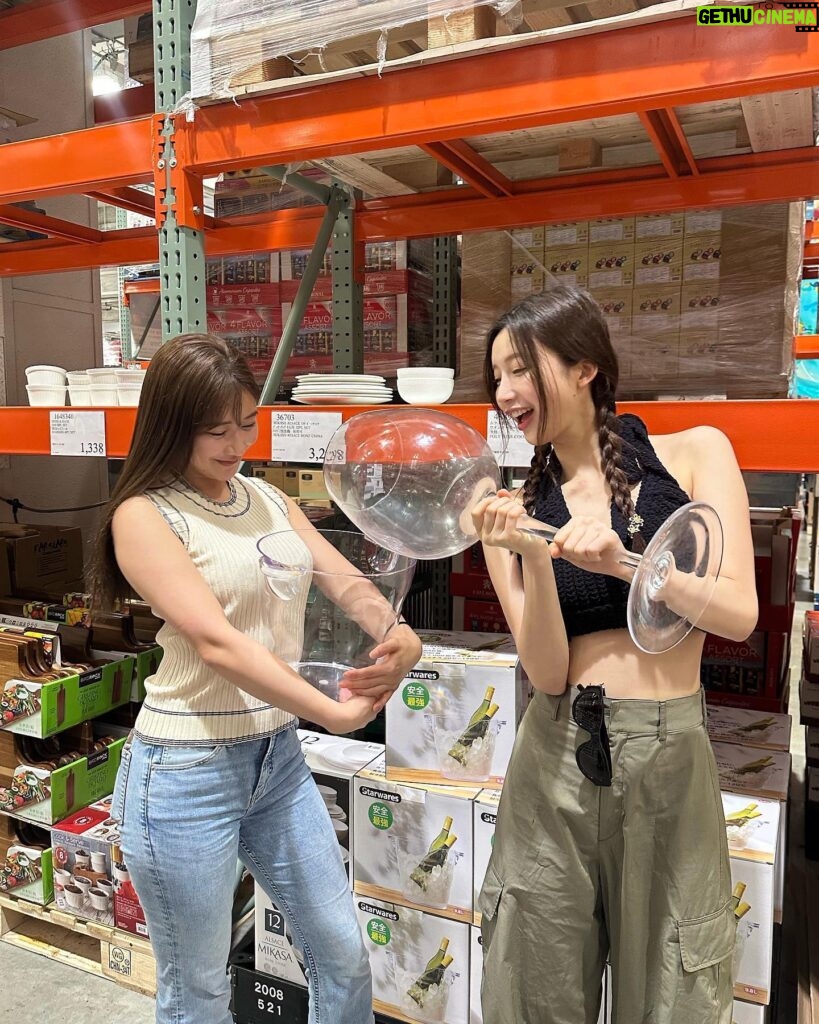 Yuka Ogura Instagram - COSTCO🤍 少し体を絞る予定なのでナッツなどたくさん買った🥜 とりあえず今日は プルコギベイクとクラムチャウダーと新作の（❔）チェリーソフトクリーム食べておきました🍦 #コストコ #小倉ゆうか