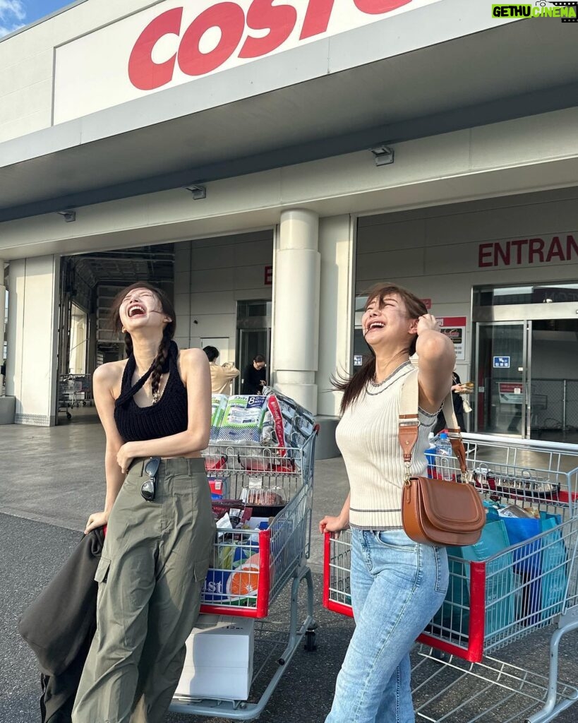 Yuka Ogura Instagram - COSTCO🤍 少し体を絞る予定なのでナッツなどたくさん買った🥜 とりあえず今日は プルコギベイクとクラムチャウダーと新作の（❔）チェリーソフトクリーム食べておきました🍦 #コストコ #小倉ゆうか