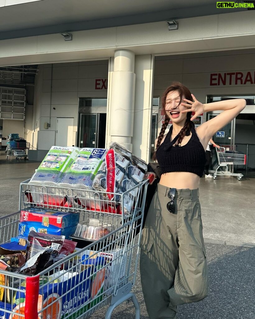Yuka Ogura Instagram - COSTCO🤍 少し体を絞る予定なのでナッツなどたくさん買った🥜 とりあえず今日は プルコギベイクとクラムチャウダーと新作の（❔）チェリーソフトクリーム食べておきました🍦 #コストコ #小倉ゆうか